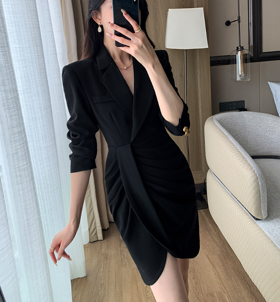 피오니 셔링 클래식 블랙 드레스